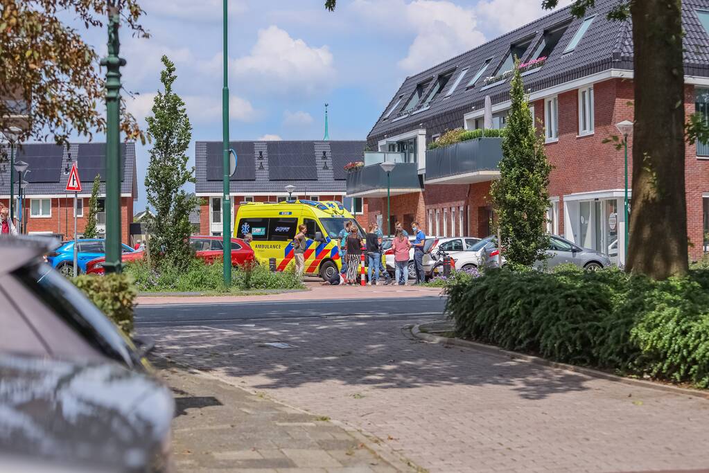 Vrouw gaat met fiets onderuit op parkeerplaats Gezondheidscentrum