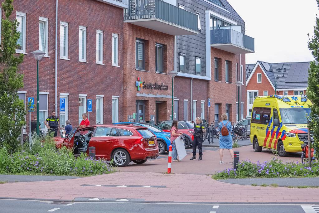 Vrouw gaat met fiets onderuit op parkeerplaats Gezondheidscentrum