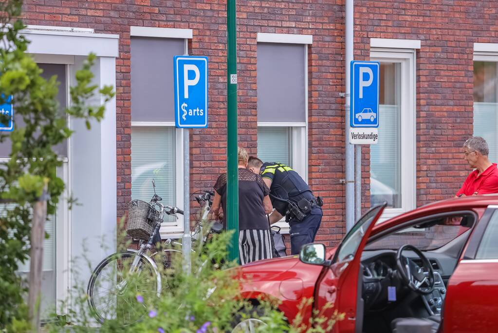 Vrouw gaat met fiets onderuit op parkeerplaats Gezondheidscentrum