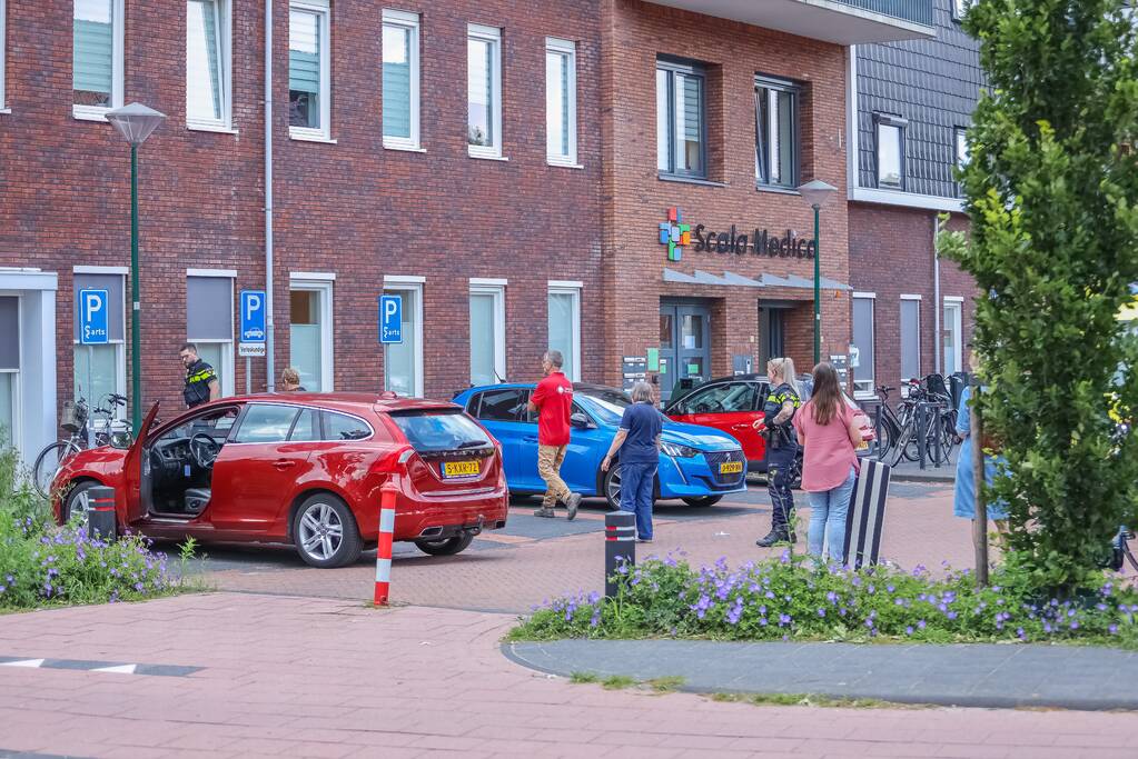 Vrouw gaat met fiets onderuit op parkeerplaats Gezondheidscentrum