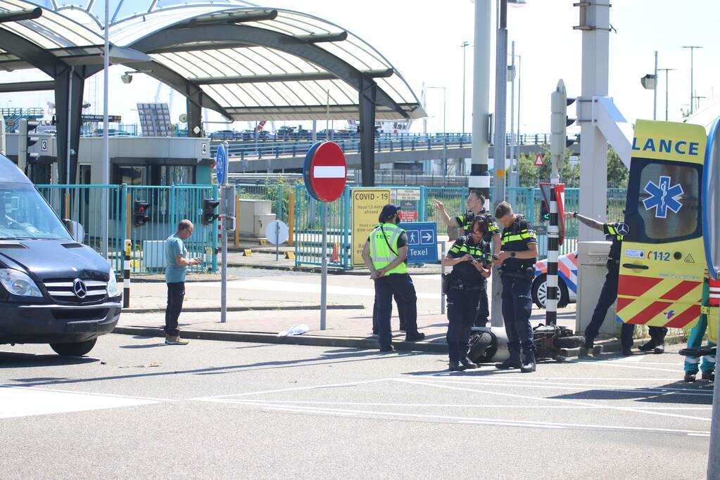 Auto botst op scooter voor ingang veerdienst