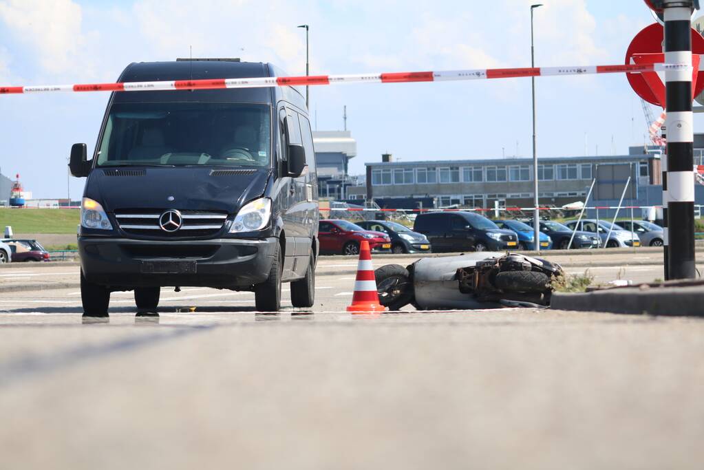 Auto botst op scooter voor ingang veerdienst