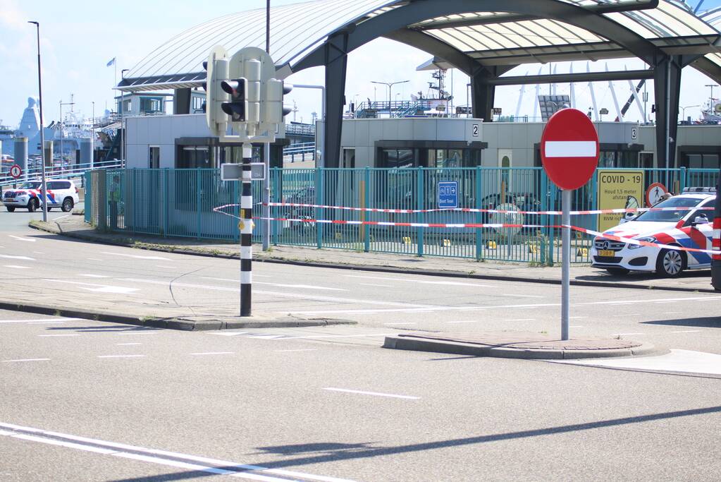 Auto botst op scooter voor ingang veerdienst