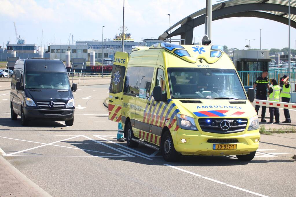 Auto botst op scooter voor ingang veerdienst