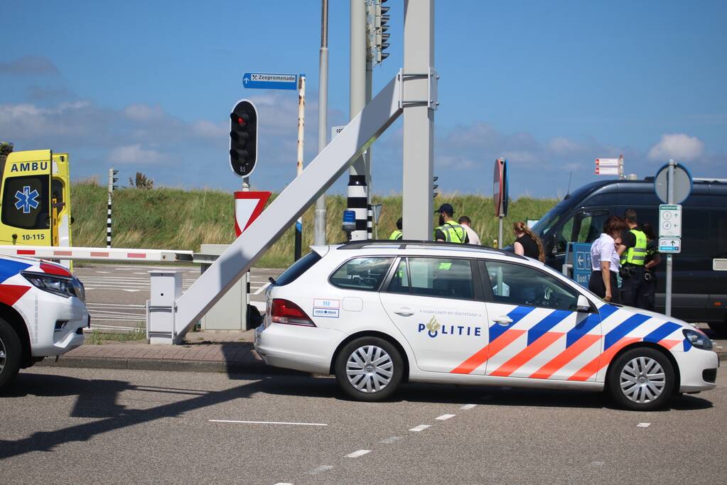 Auto botst op scooter voor ingang veerdienst