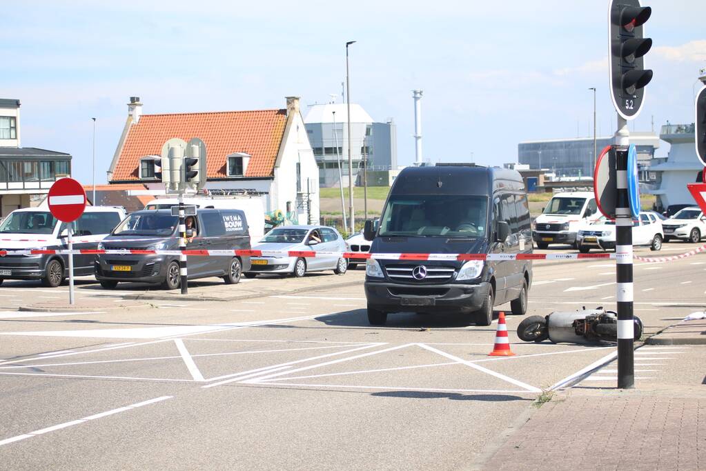Auto botst op scooter voor ingang veerdienst