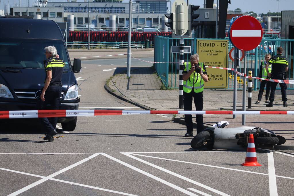 Auto botst op scooter voor ingang veerdienst