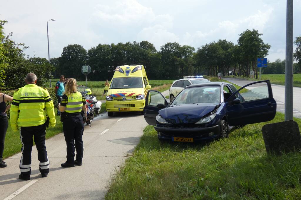 Auto's botsen op kruising