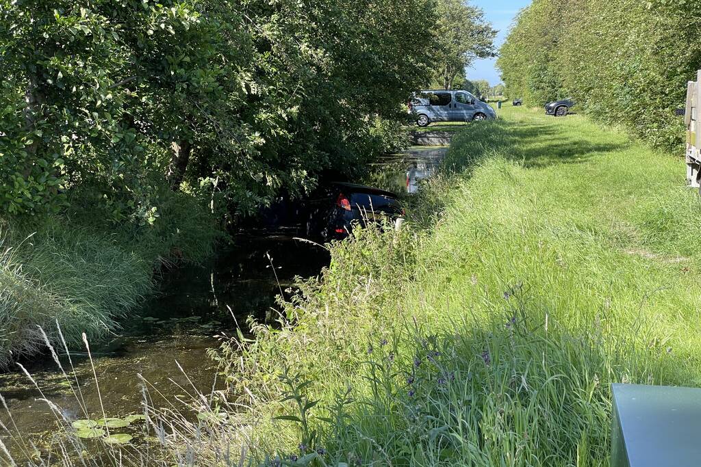 Auto belandt in de sloot bij aanrijding