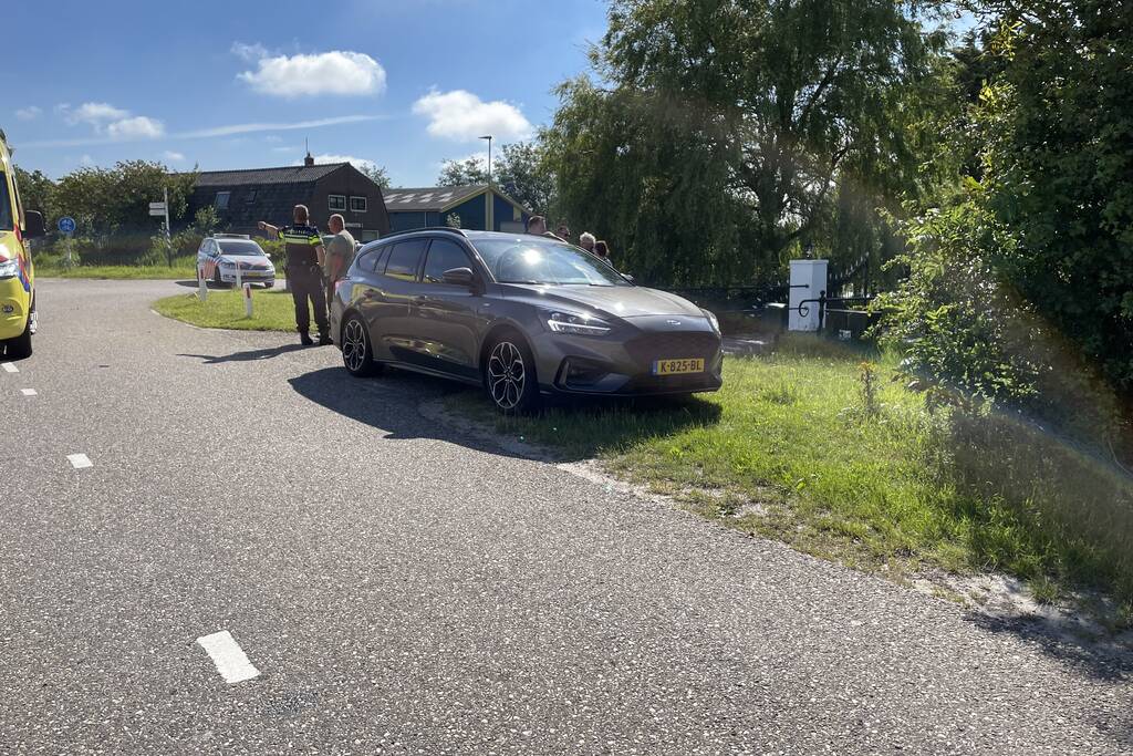 Auto belandt in de sloot bij aanrijding
