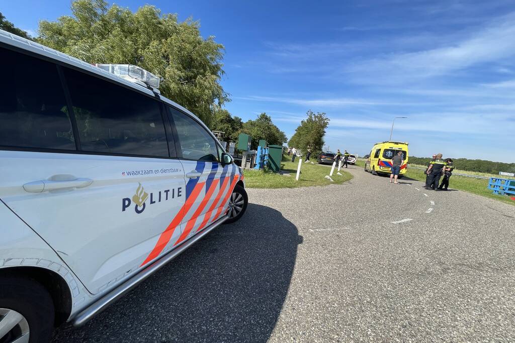 Auto belandt in de sloot bij aanrijding