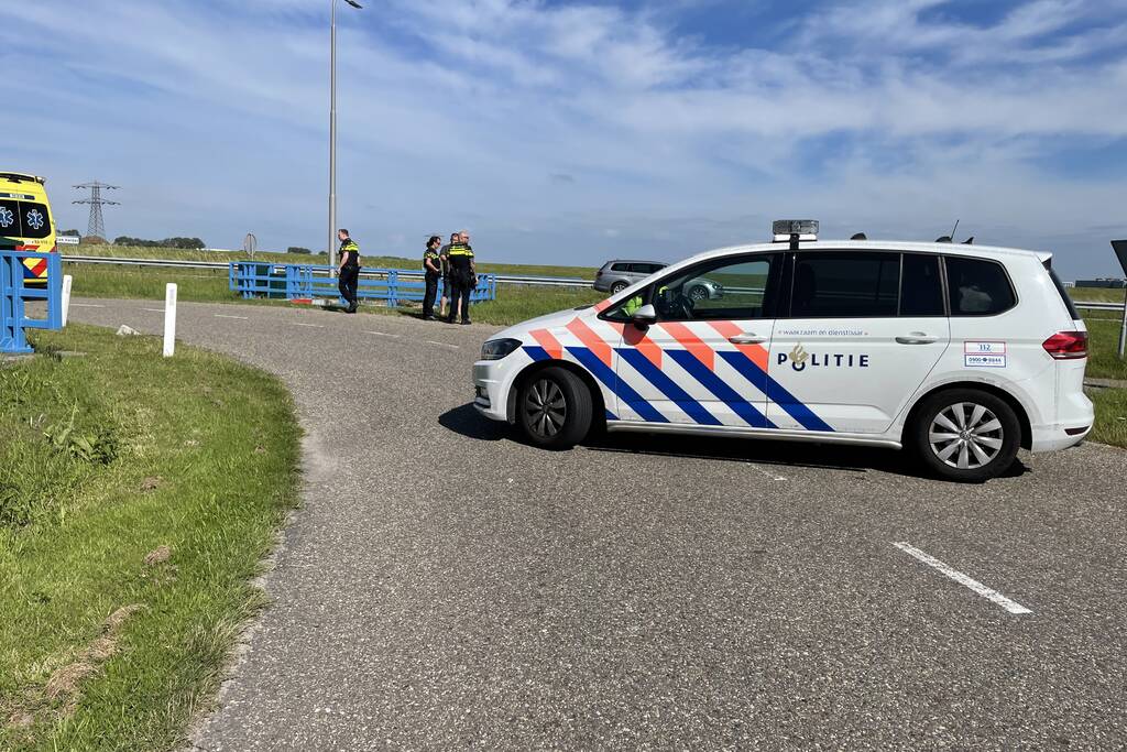 Auto belandt in de sloot bij aanrijding