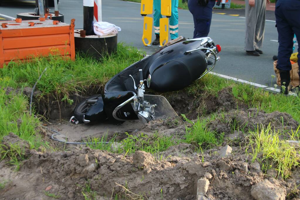 Auto botst op scooter