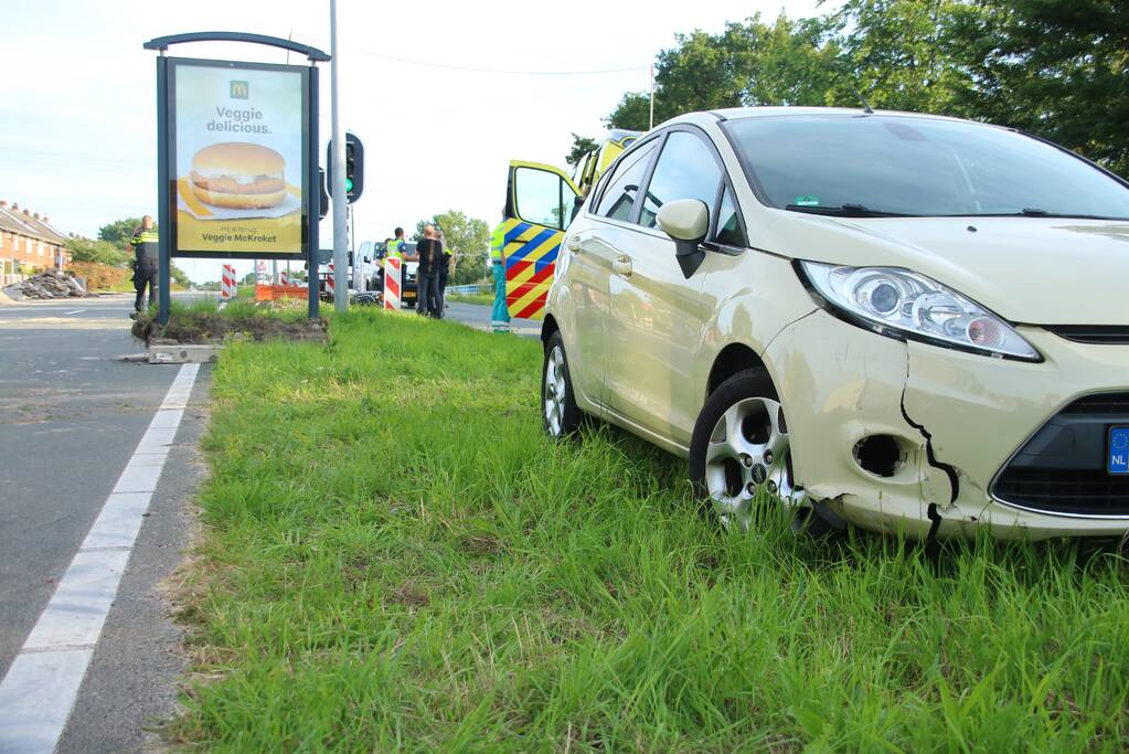 Auto botst op scooter