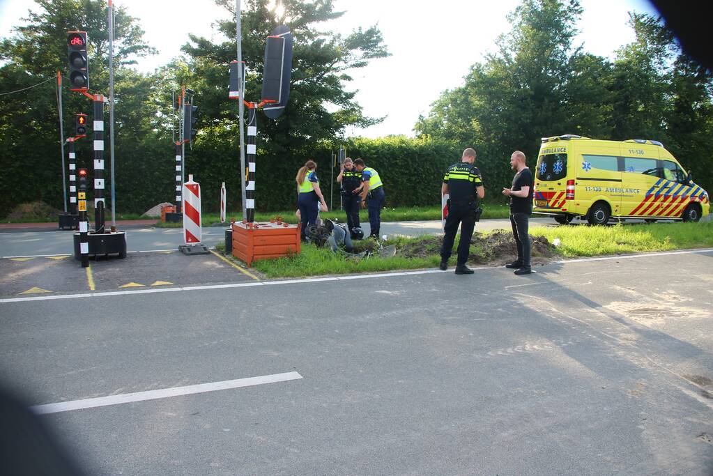 Auto botst op scooter