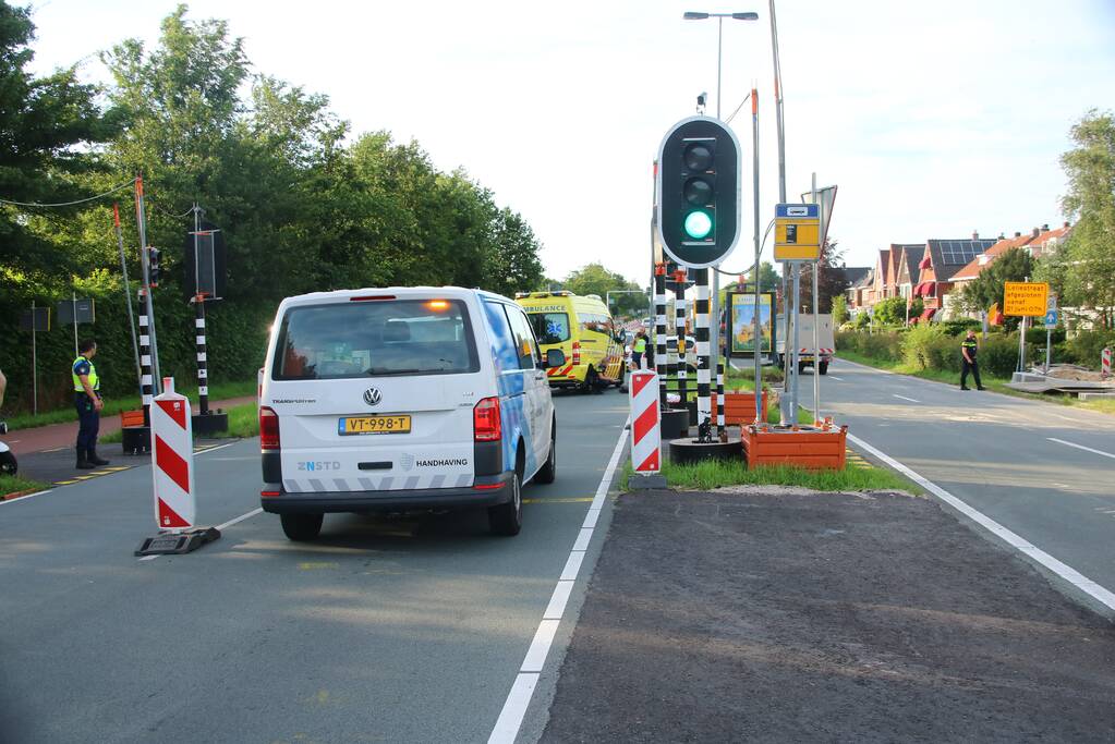 Auto botst op scooter