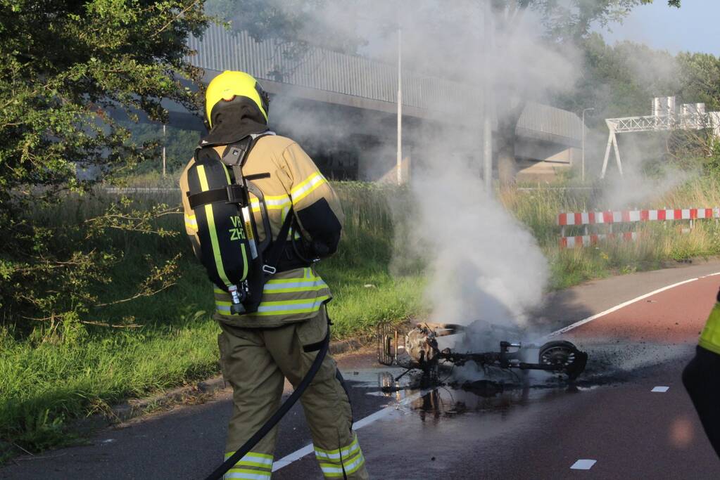Scooter volledig uitgebrand op wegdek