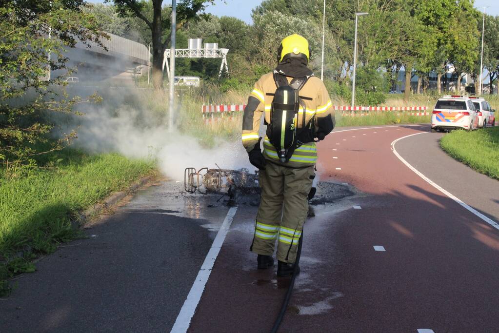 Scooter volledig uitgebrand op wegdek