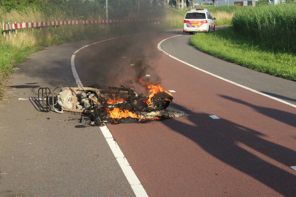 Scooter volledig uitgebrand op wegdek