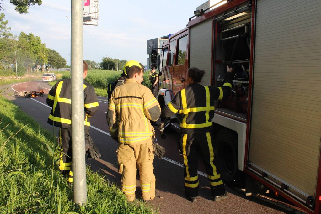 Scooter volledig uitgebrand op wegdek
