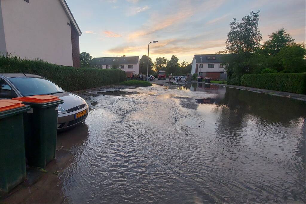 Straat blank door gesprongen waterleiding