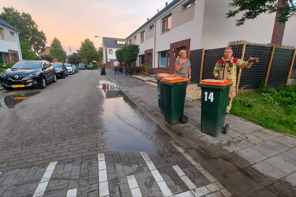 Straat blank door gesprongen waterleiding