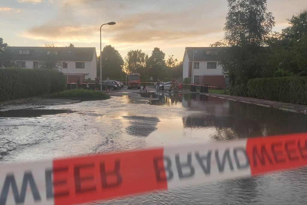 Straat blank door gesprongen waterleiding