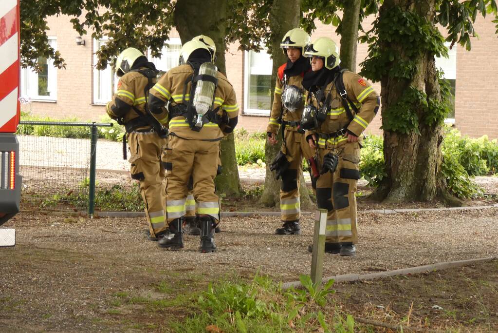 Brandweer haalt verbrande pizza uit oven
