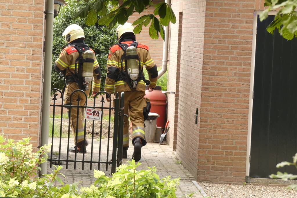Brandweer haalt verbrande pizza uit oven