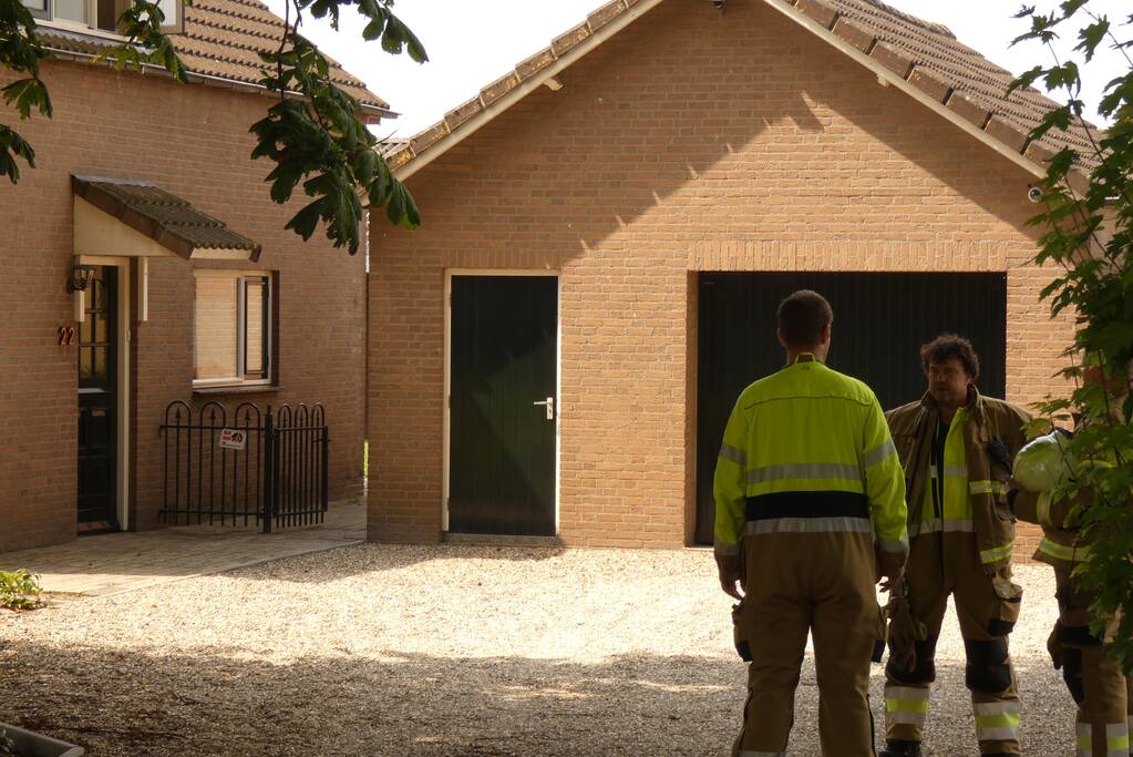 Brandweer haalt verbrande pizza uit oven