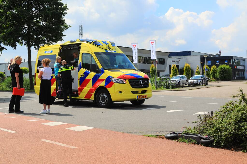 Jongen op step aangereden door afslaande auto