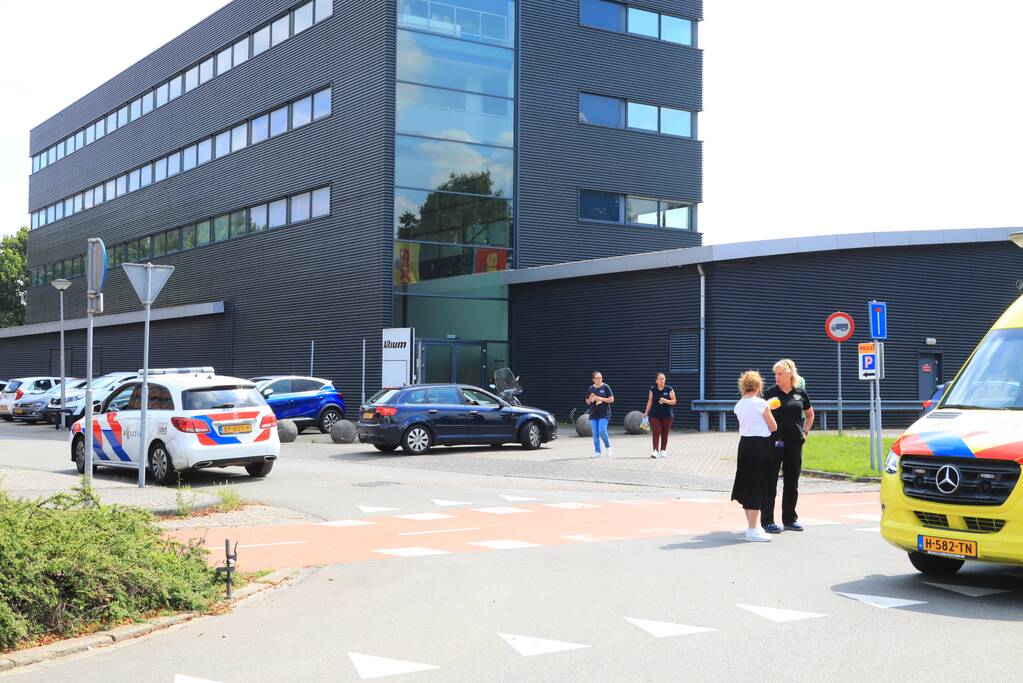 Jongen op step aangereden door afslaande auto