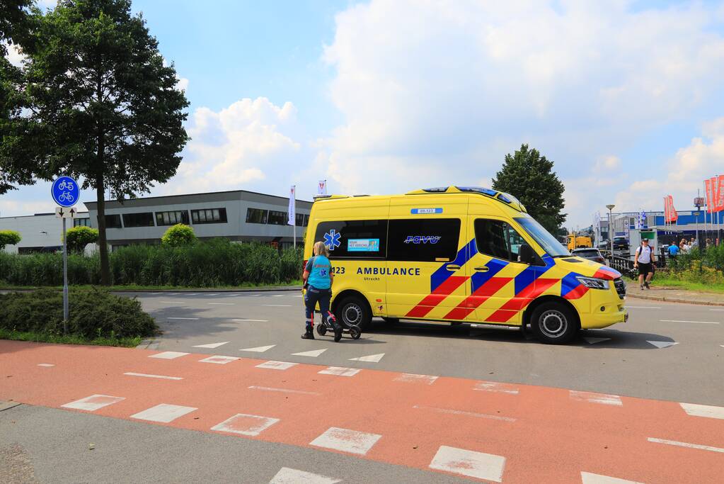 Jongen op step aangereden door afslaande auto