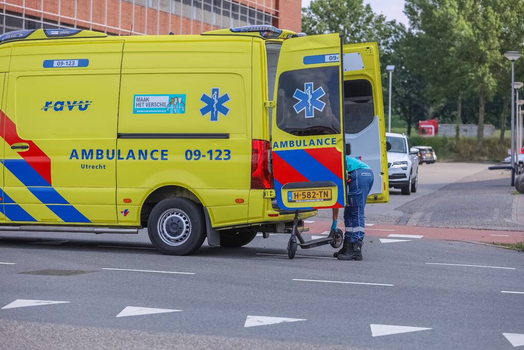 Jongen op step aangereden door afslaande auto
