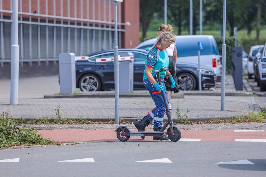 Jongen op step aangereden door afslaande auto