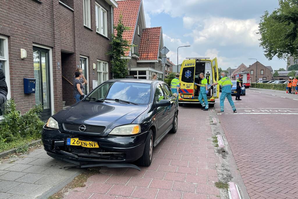 Drie voertuigen botsen op elkaar