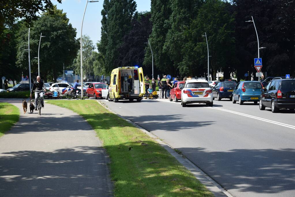 Fietser gewond bij aanrijding op rotonde
