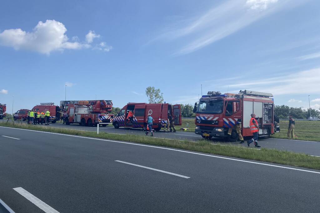 Auto belandt ondersteboven te water