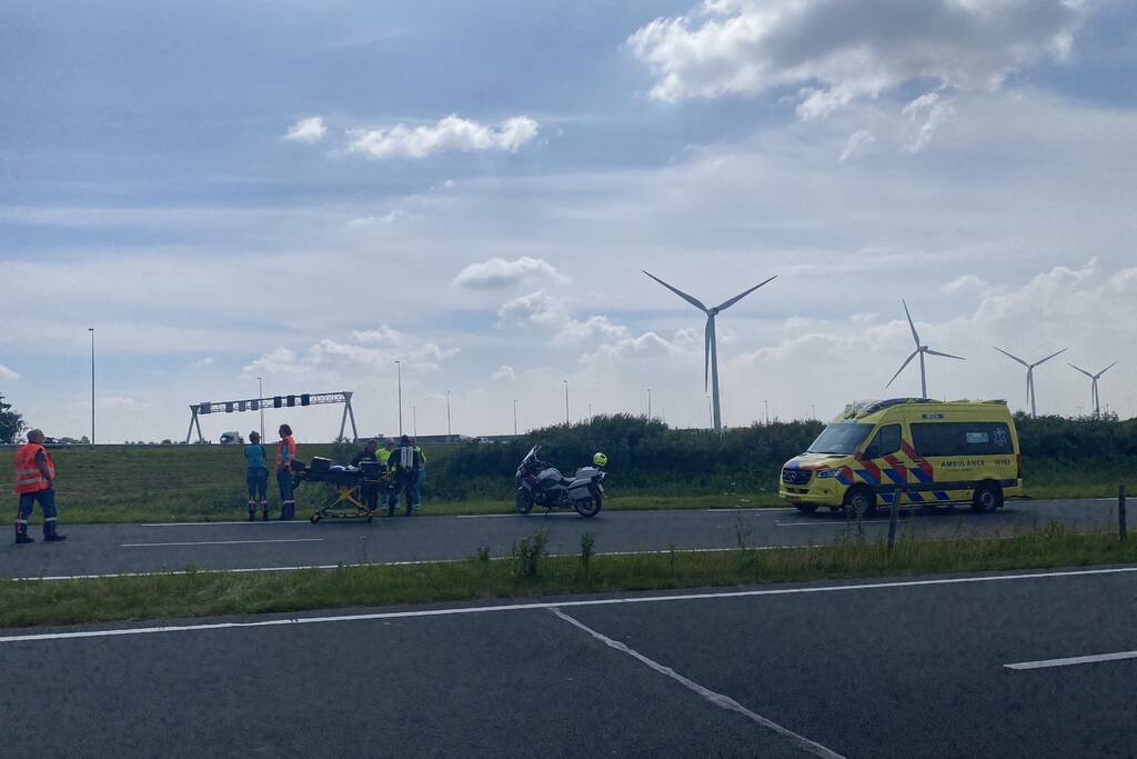 Auto belandt ondersteboven te water