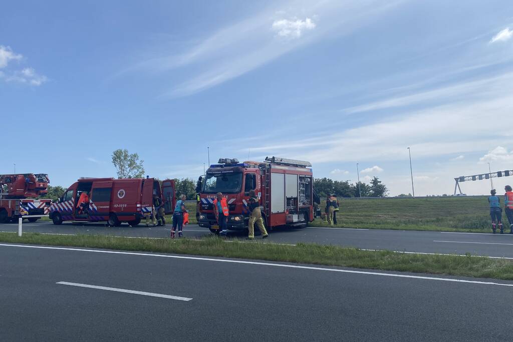 Auto belandt ondersteboven te water