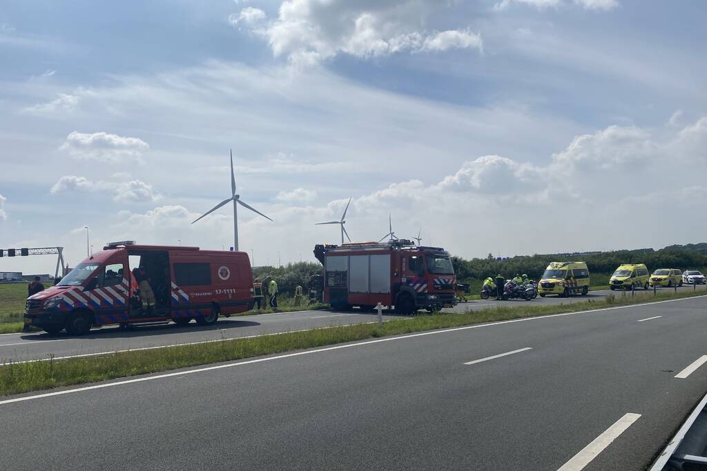 Auto belandt ondersteboven te water