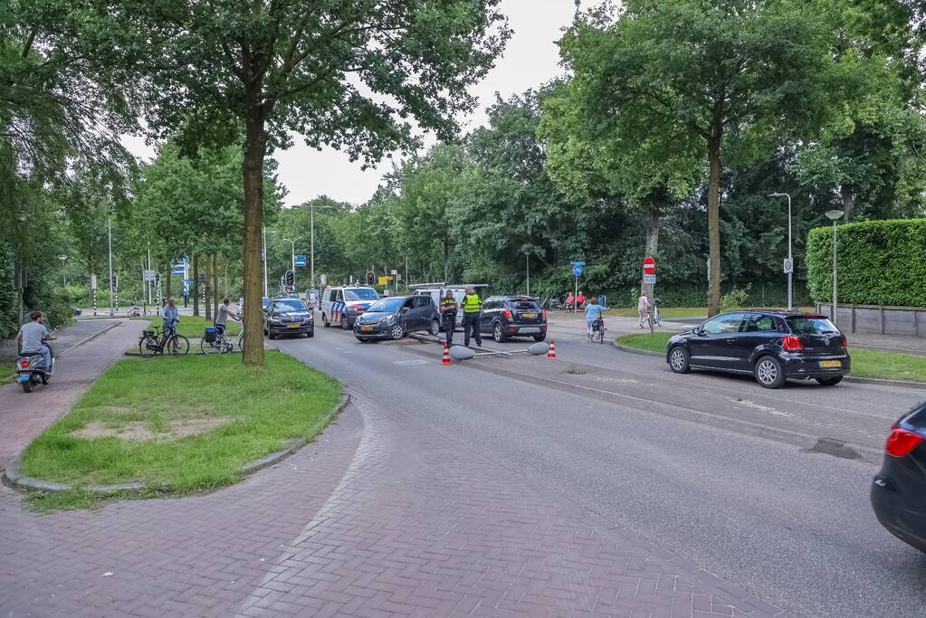 Man botst met auto op lantaarnpaal