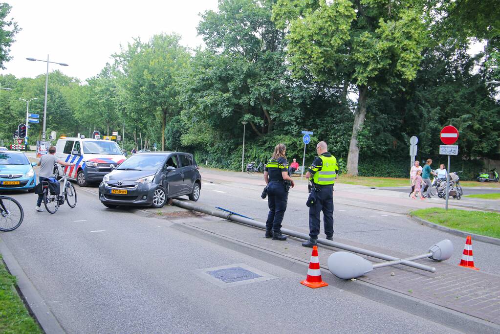 Man botst met auto op lantaarnpaal