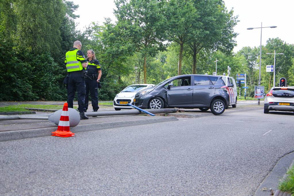 Man botst met auto op lantaarnpaal