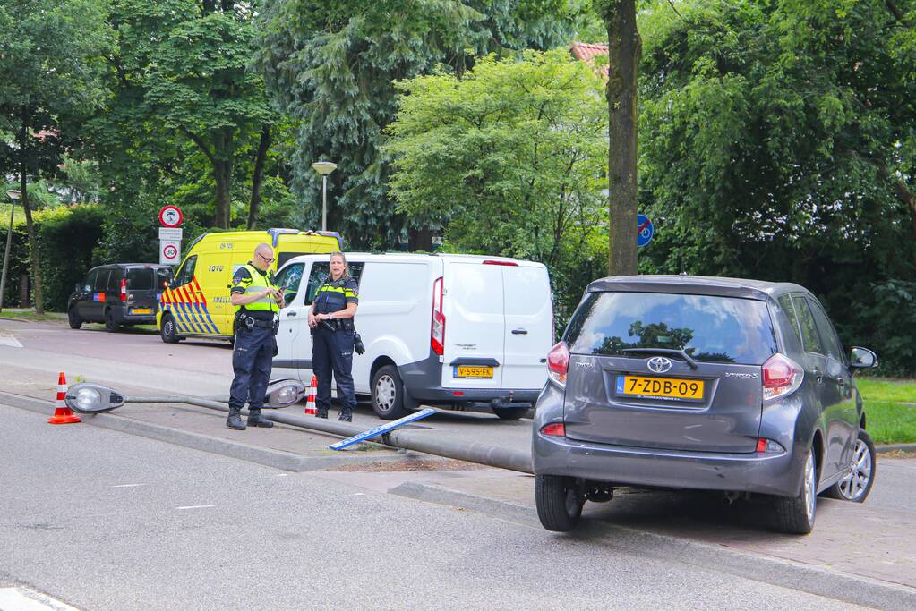 Man botst met auto op lantaarnpaal