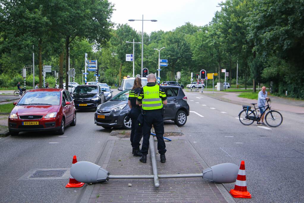 Man botst met auto op lantaarnpaal