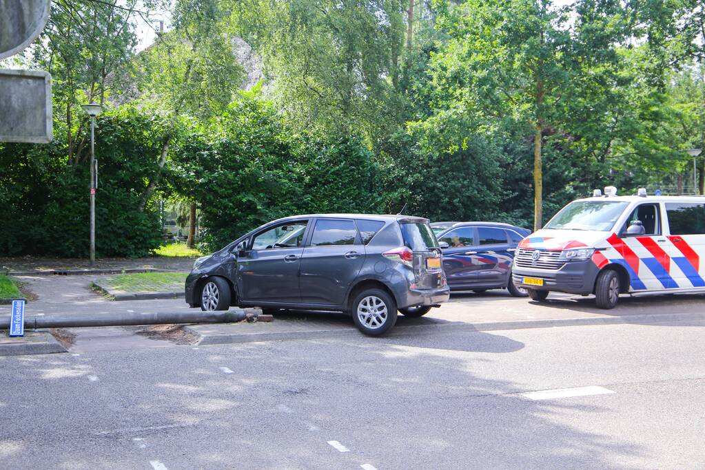 Man botst met auto op lantaarnpaal