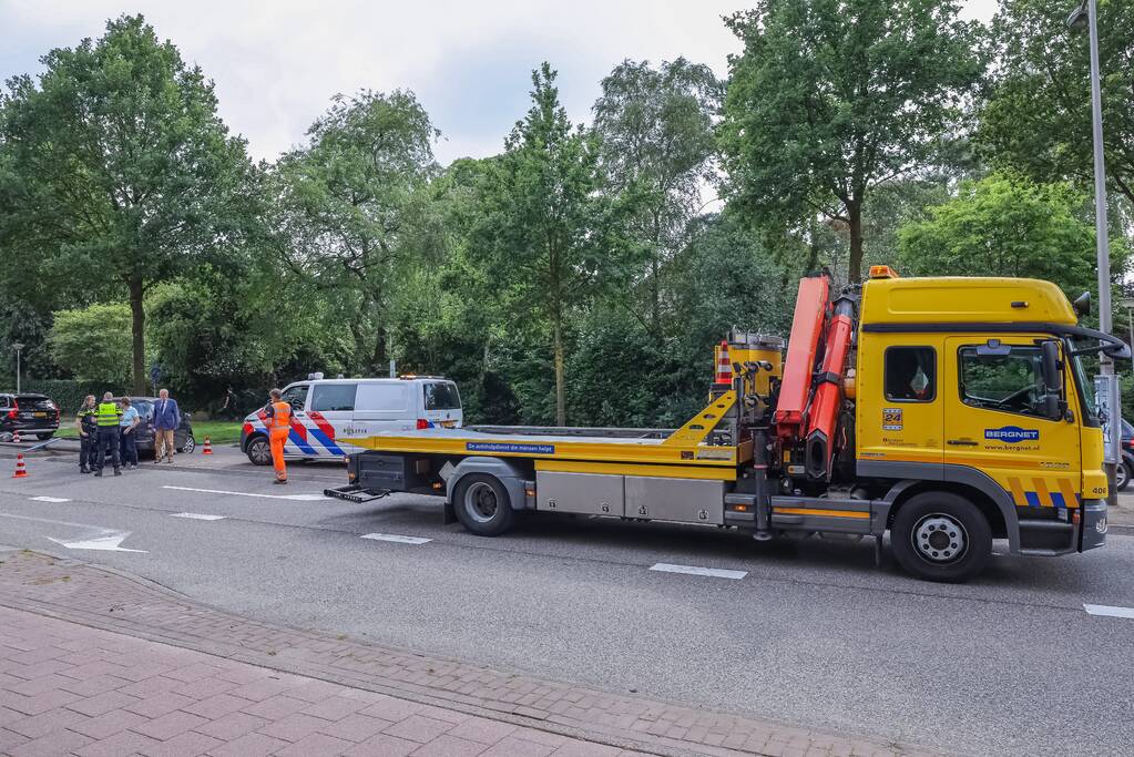 Man botst met auto op lantaarnpaal