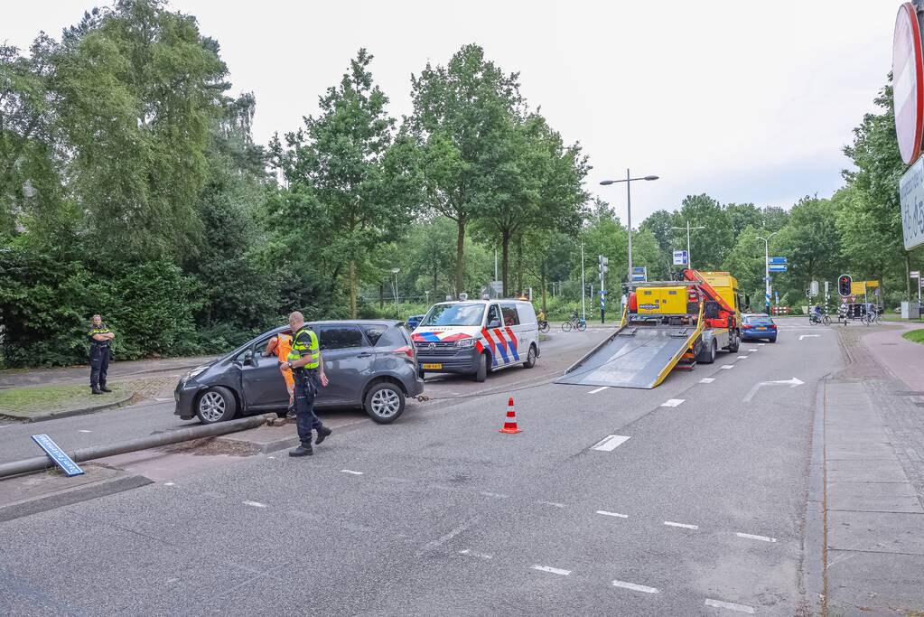 Man botst met auto op lantaarnpaal