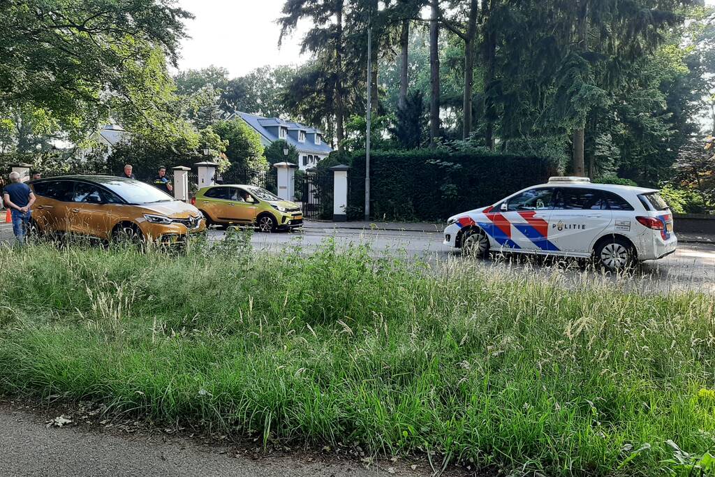 Personenwagen en bestelbus botsen op elkaar